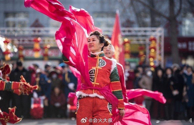 #东北姑娘花式扭秧歌为欧洲杯加油#这画面是认真的吗，可以感受到这些东北姑娘们的热