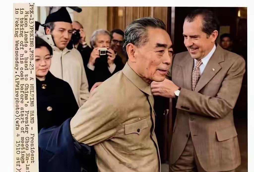 1972年2月23日，尼克松访华期间。当周总理步入北京钓鱼台国宾馆大厅时，站在厅