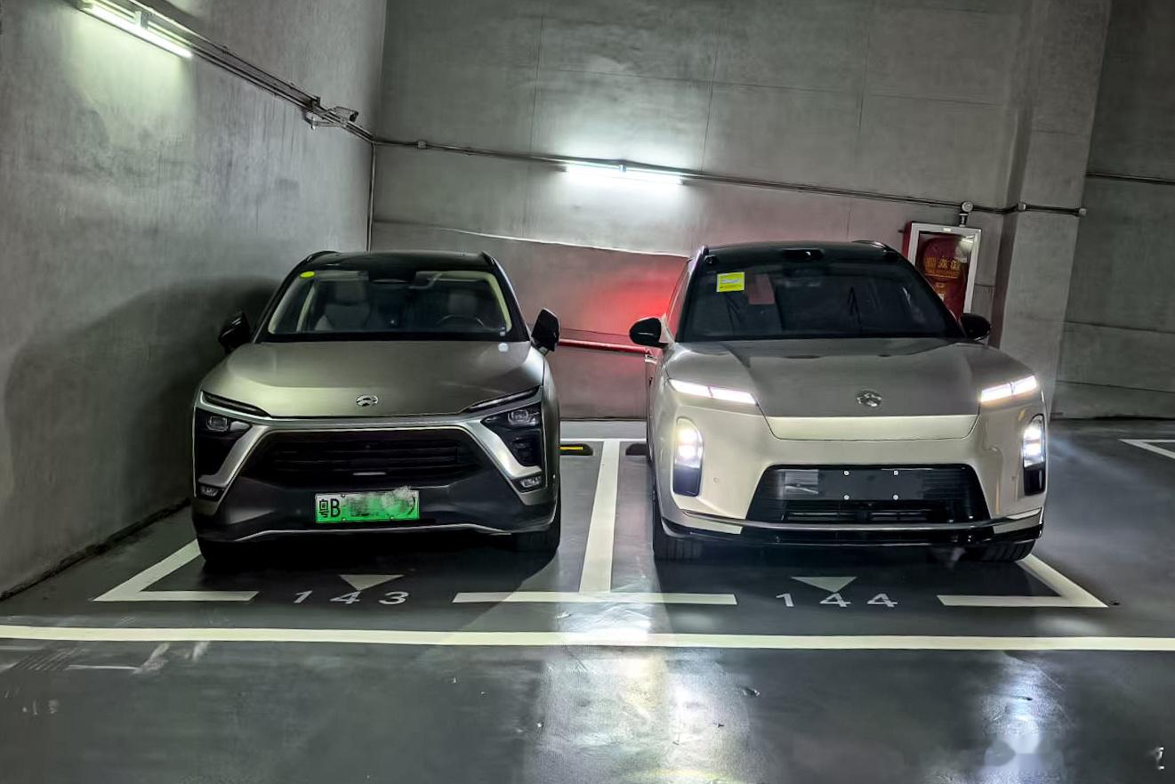初代蔚来 ES8 VS 全新蔚来 ES8。宝马前脸双肾是越变越大，蔚来 ES8 