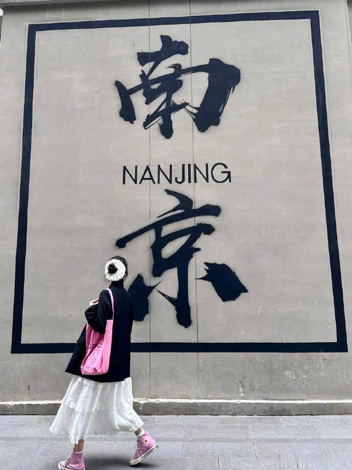 发现好多人不知道旅游景点打卡墙怎么拍 