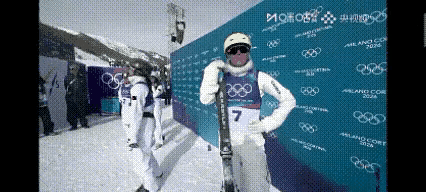 当时看确实有点尴尬……徐梦桃想去拥抱队友，但队友们应该还懵在澳大利亚这么烂的动作