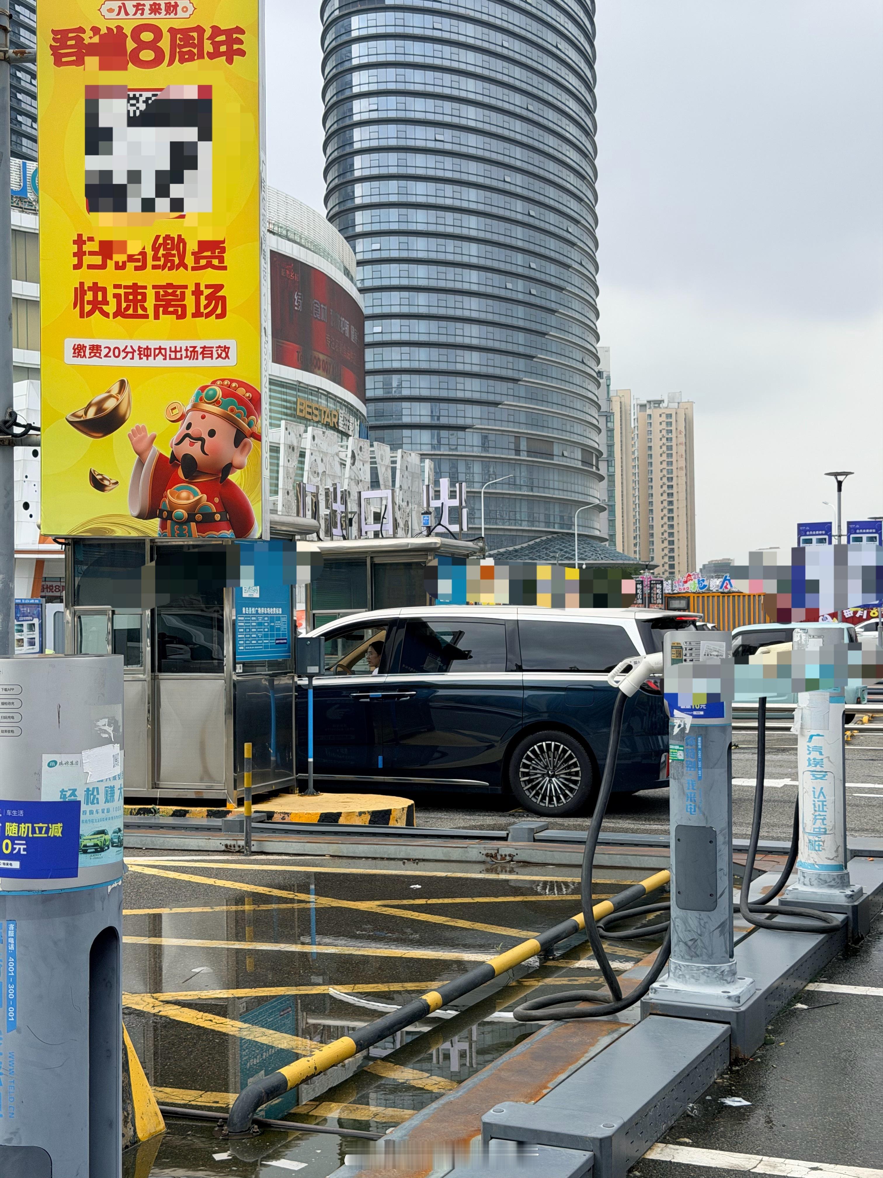 新款梦想家看了挺受大家喜欢啊，这位姐姐直接从武汉提车开青岛来了，从我跟前转弯过去