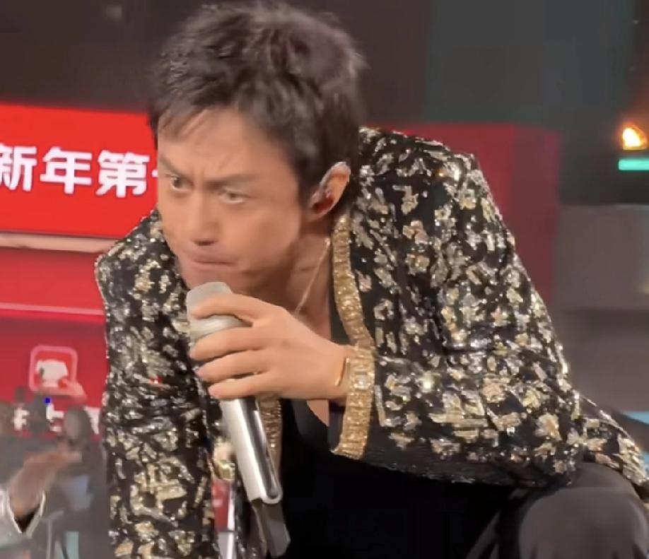 46岁的邓超，把芒果台的舞台跳成了自己的主场。
吊威亚、高强度唱跳、粤语歌。
每