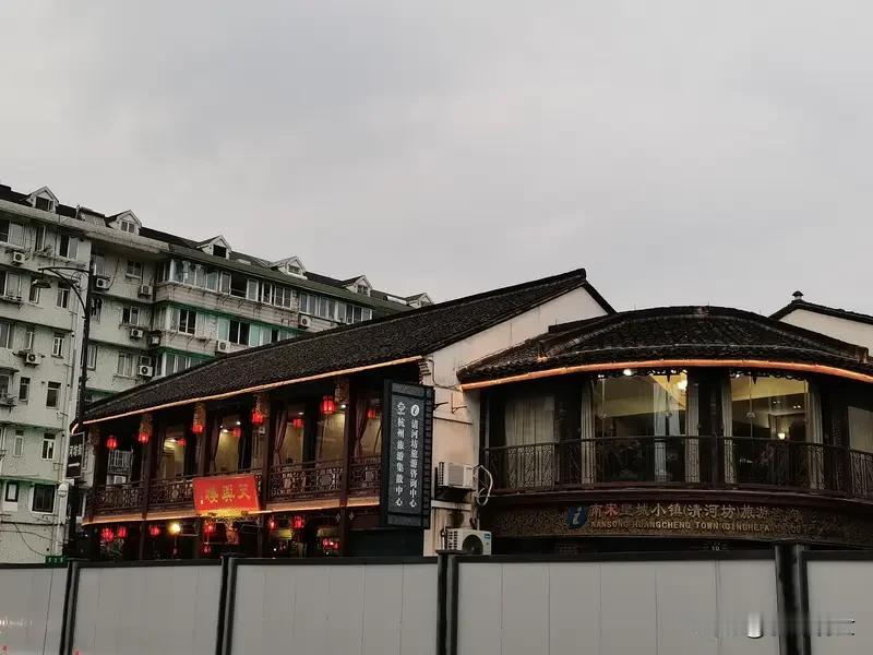 “杭州酒局”已经出官方通报，企业高管和滨江这名公职人员双双刑拘，违纪违法的行为得