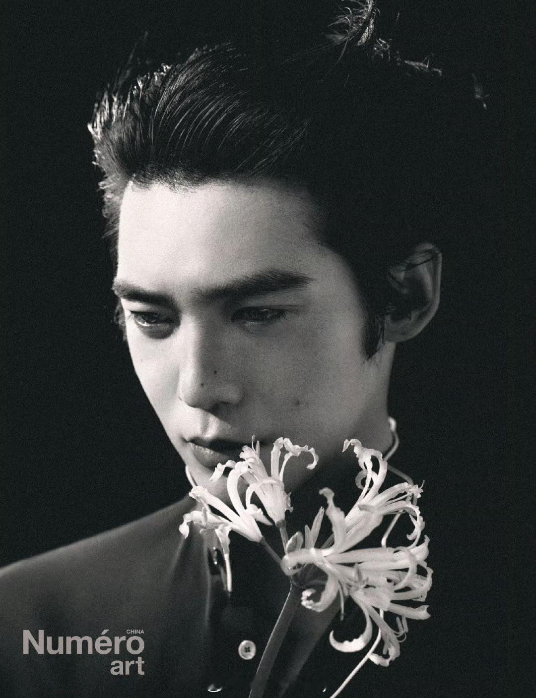 于适Numero封面，十八世纪造型好古典