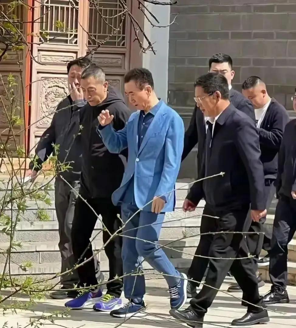 “首富”爷俩都瘦了。作为国内最知名的父子档，爷俩都不容易。当爹的在国内发愁的瘦，