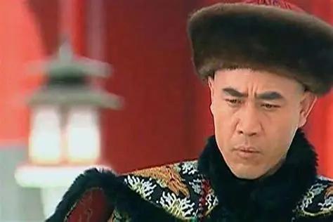 1858年，一个大清朝的一品大员被关在印度加尔各答的一栋小楼里，每天写字画画，落