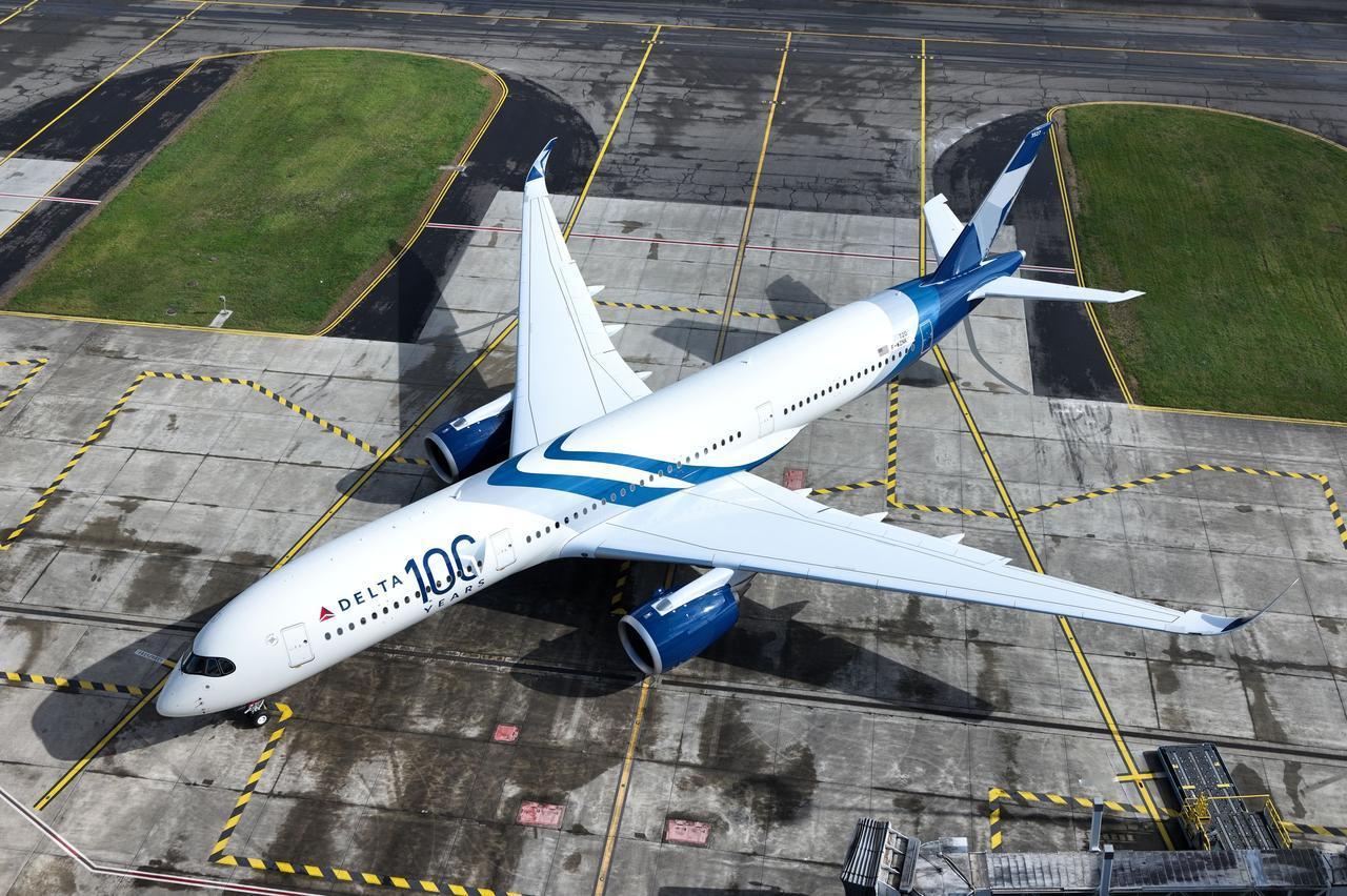 在庆祝百年华诞之际，达美航空的一架百年涂装客机A350-900（注册号为N527