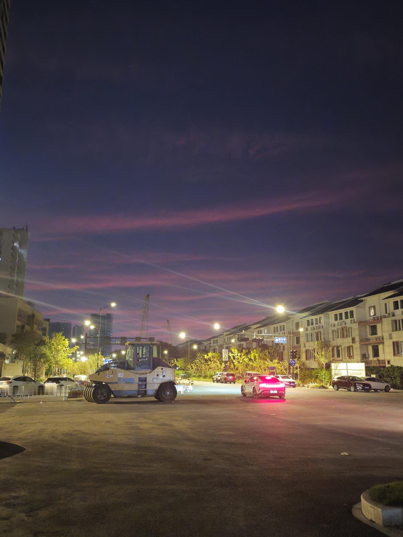 终于赶上了
今天杭州的夕阳大家看到了嘛
虽然不及前几个月的惊艳
但是也别有一番韵