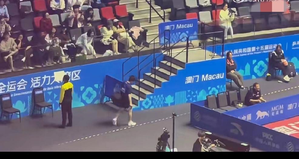 昨天梁靖崑男单首秀输给了于何一，
“大冷门”的话题没少被提起。
你们不知道的是梁