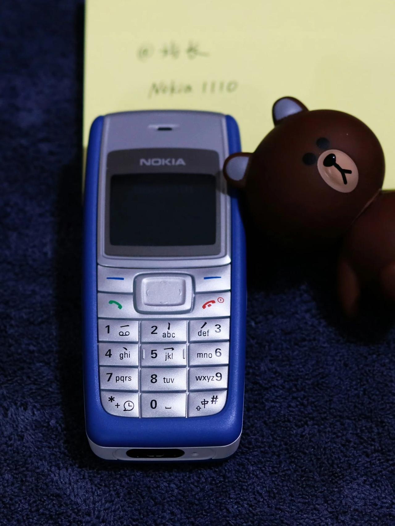 人生第一部手机，诺基亚1110，还记得那时候每月200条的短信包根本不够用！键盘