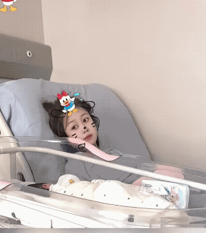 老公晒妻子，说“不听话的孩子又生了一个孩子。”言外之意，以后他要哄两个孩子了。