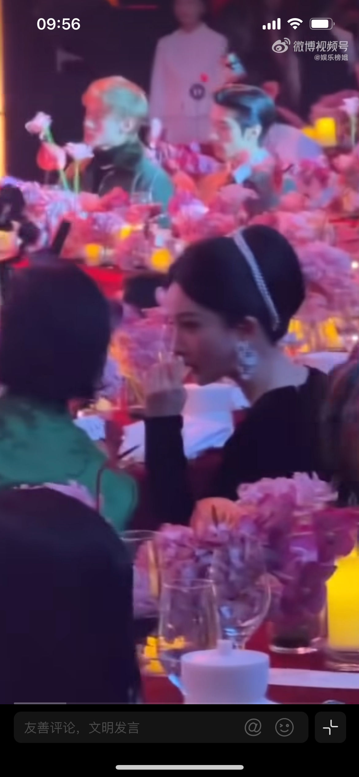 杨幂和芭莎主编碰杯，盛典晚宴出圈。当晚杨幂压轴走完红毯，身着Iris van H