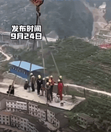 看得我腿都软了！
十几个工人站在一块钢板上，然后操控吊机，从几百米高的地方把他们