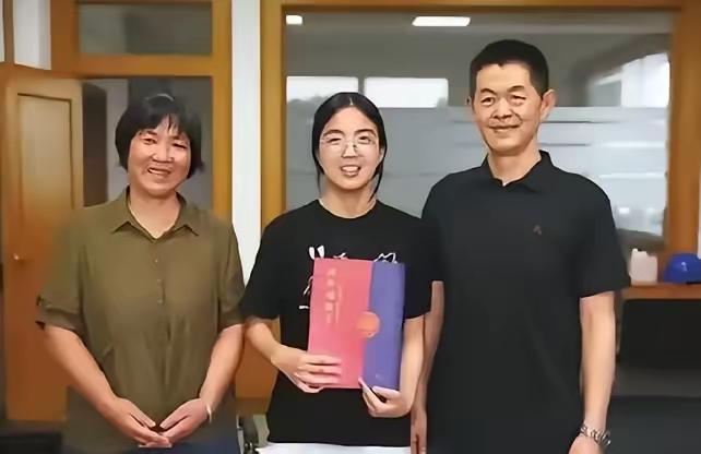 浙江女孩被匿名资助4年，今年保研复旦，她决定找到恩人当面致谢，结果见面她在那一瞬