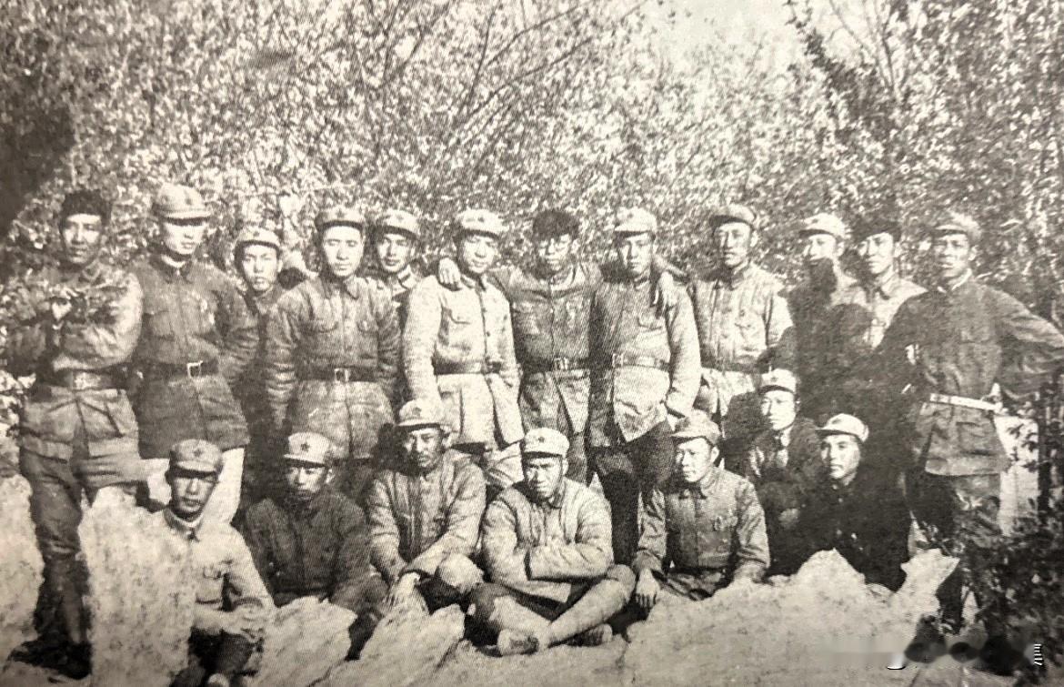 1937年4月28日，红大一期一科留延安同学合影。前排左起：莫文骅、刘亚楼、罗瑞