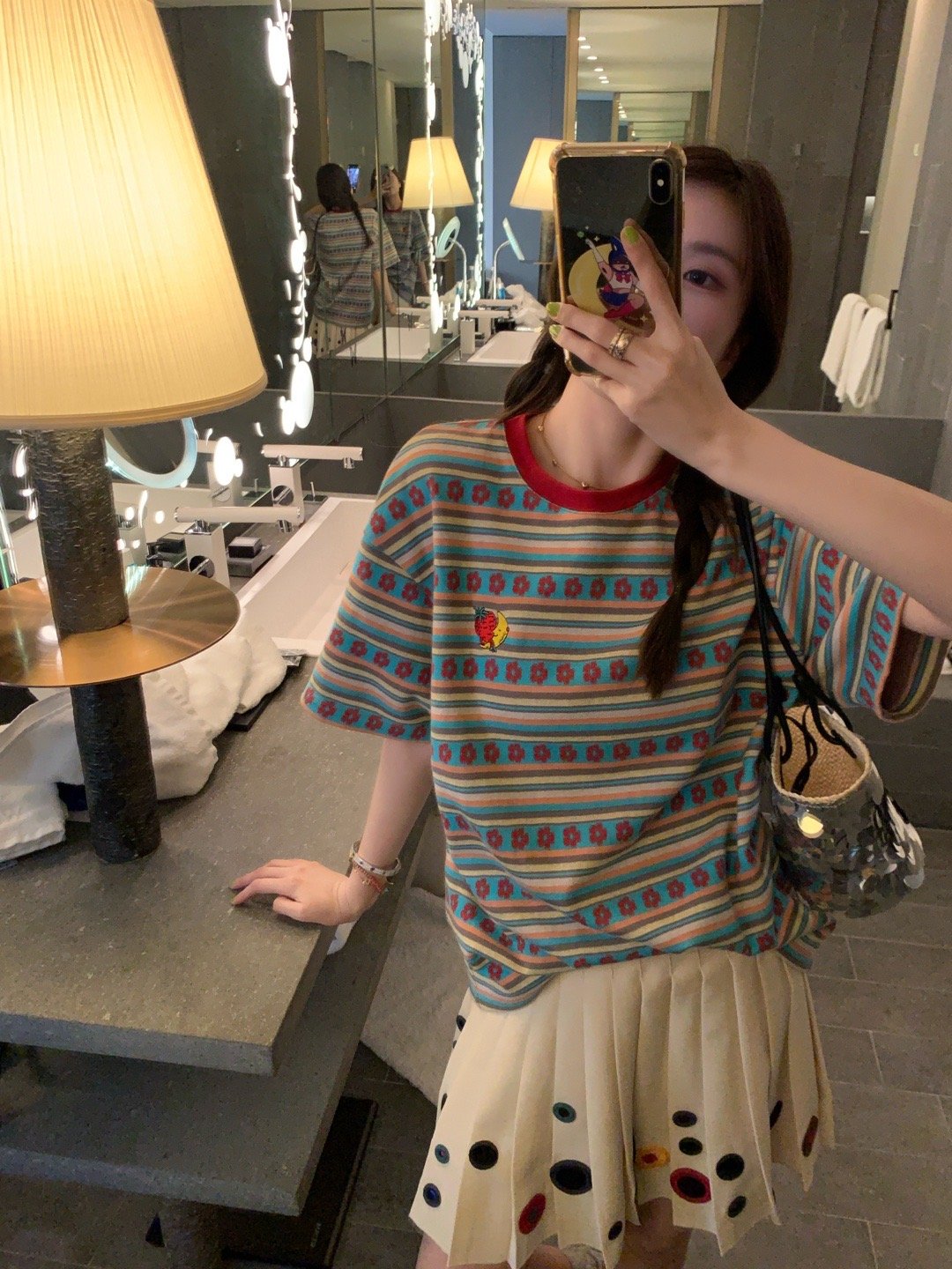 午安 发完睡一会就到韩国啦 一直喜欢童趣元素t  这款是全提花定制的面料再制成衣