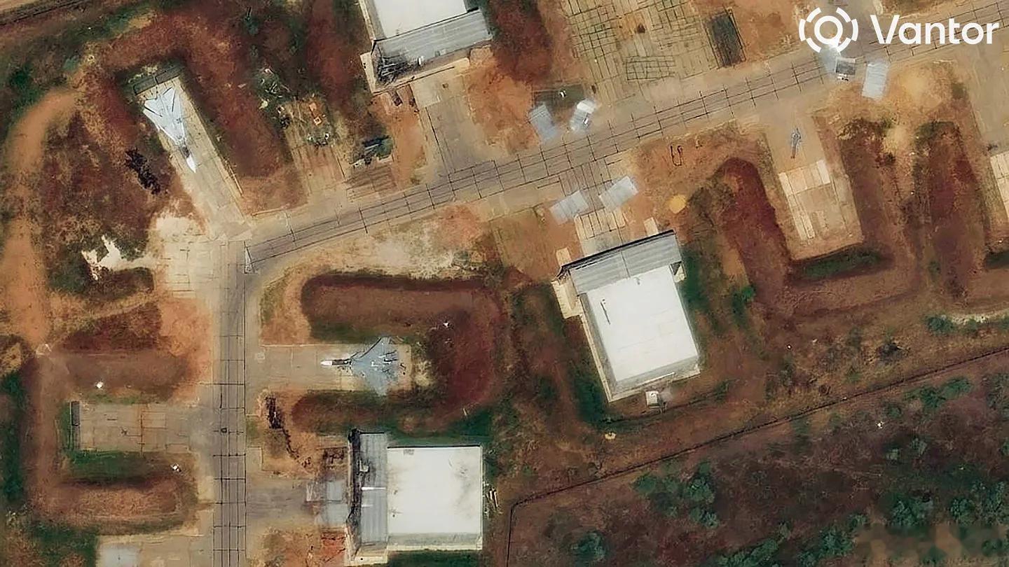 乌克兰资源发布的卫星图像显示，克里米亚半岛萨奇空军基地的加固机库在乌克兰自杀式无