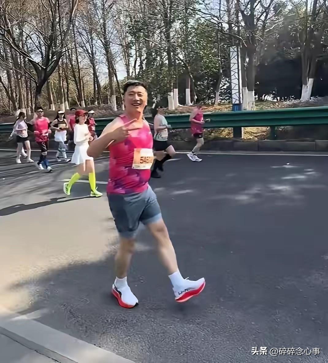 他跑得过马拉松，却没跑赢自己的心脏。

体检报告已经亮红灯了，撤销参赛资格就是身