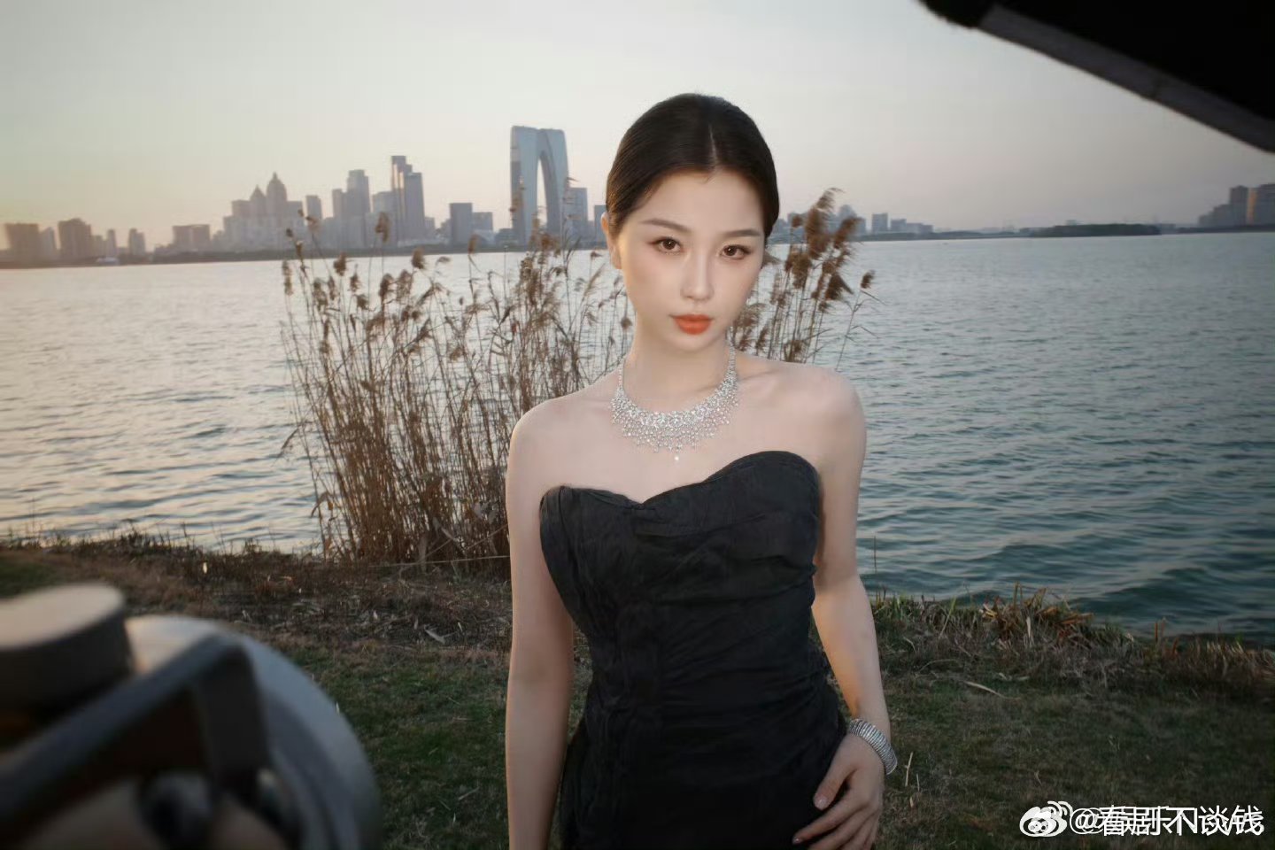 虞书欣这个造型🈶️完全就是日落下高贵的黑天鹅，千金感已经溢出屏幕了[送花花] 
