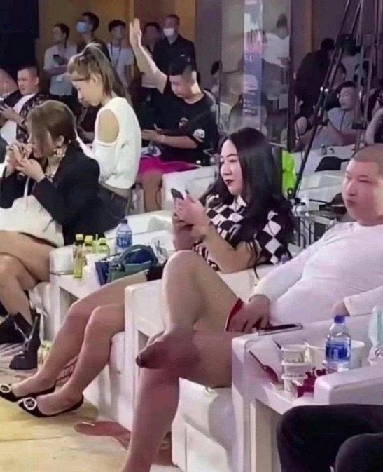大网红聚会，这坐姿也太随性了吧 
