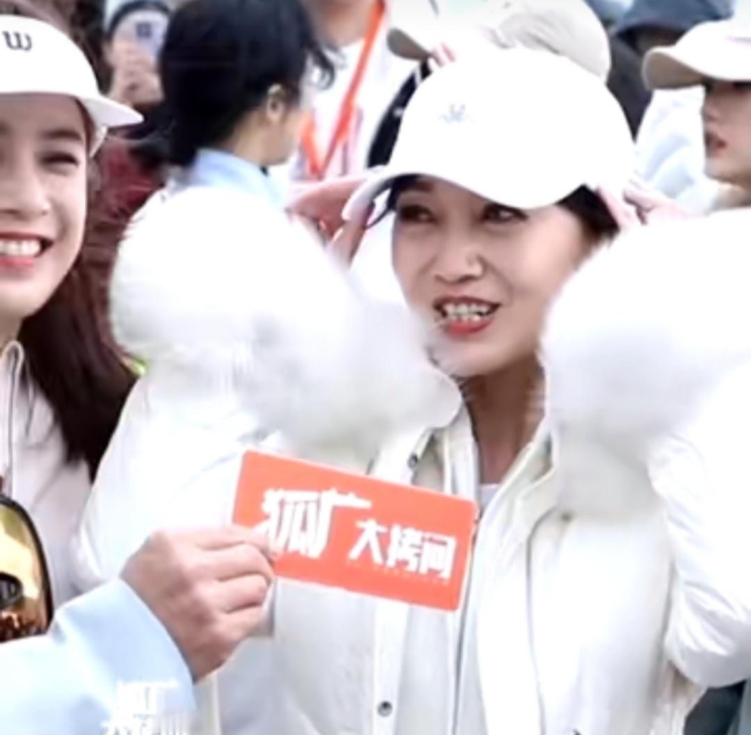 赵雅芝马拉松首跑黄圣依对着赵雅芝撒娇 哇哦，两代白蛇的梦幻联动！黄圣依的撒娇靠肩