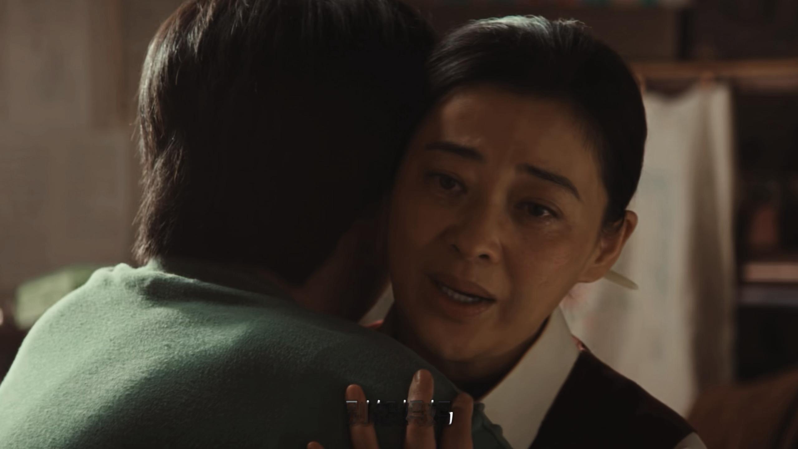 哎哟。。“别怨妈妈”这句一出来我眼泪哗一下。。。好想立刻扑到妈妈怀里大哭一场😭