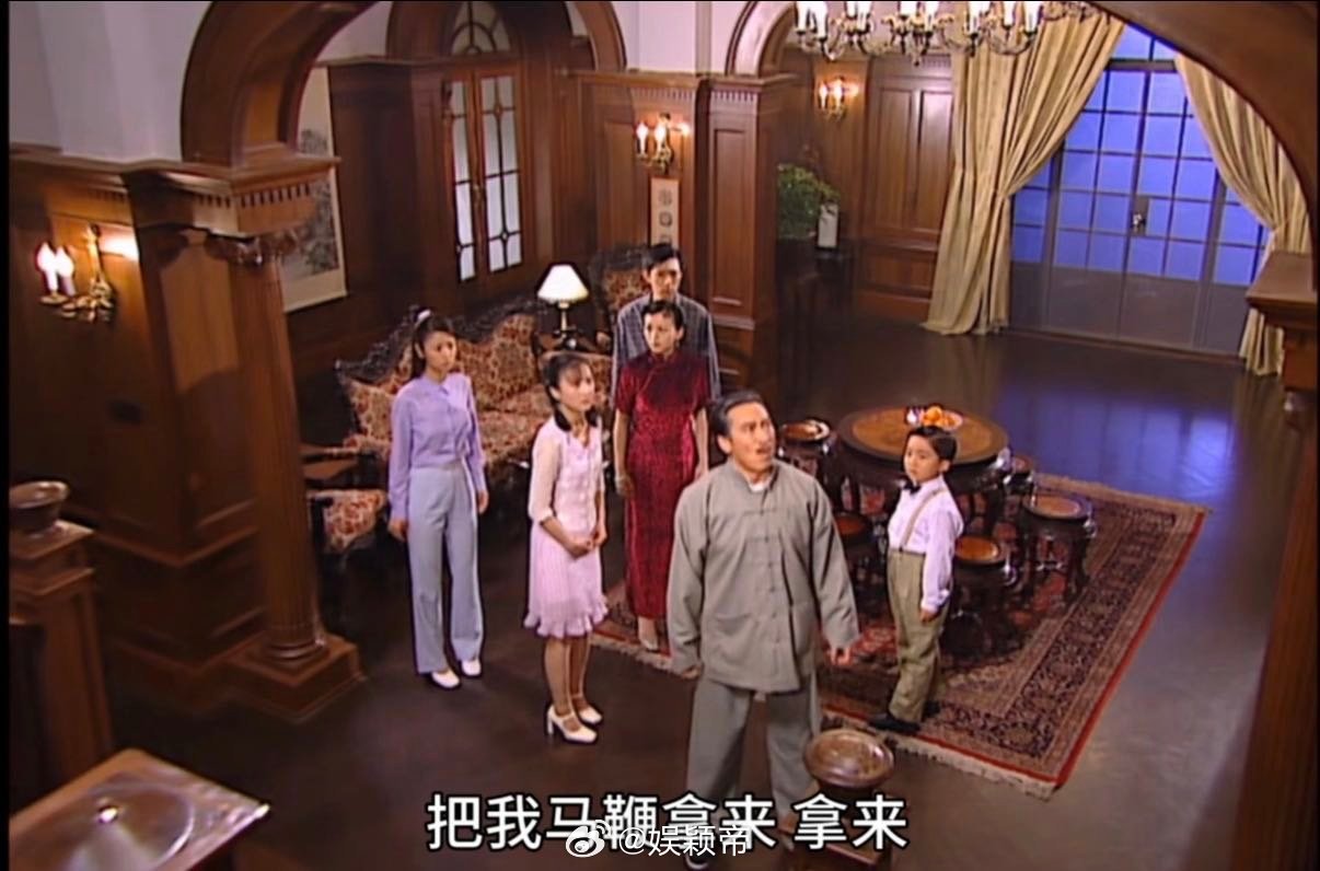 差点以为情深深雨濛濛要拍短剧了 熟悉服饰搭配经典道具，一举一动都带着满满的怀旧气