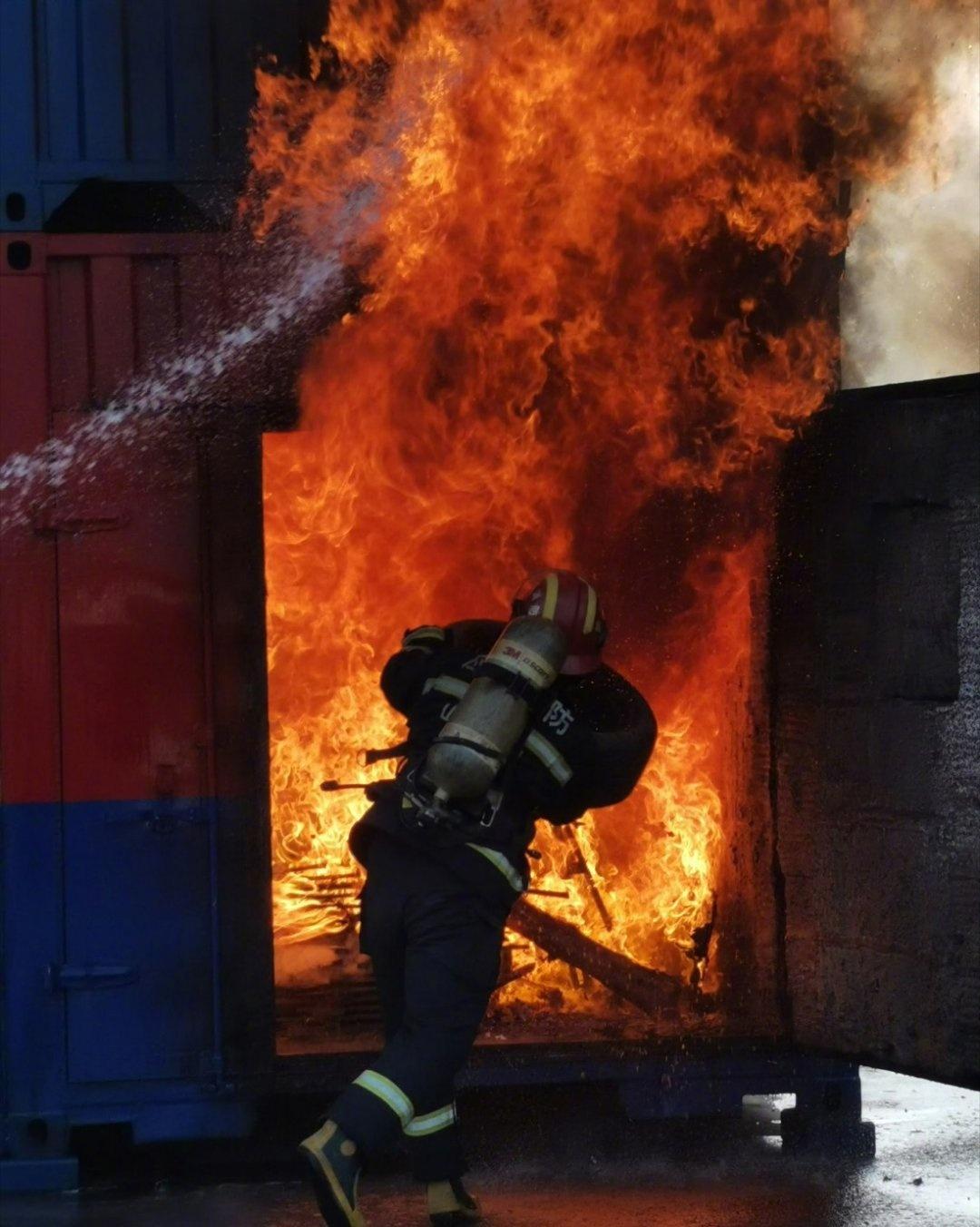 火光翻涌的那一刻，
大多数人本能后退，
而他，选择向前。

这一脚迈进去的，不只
