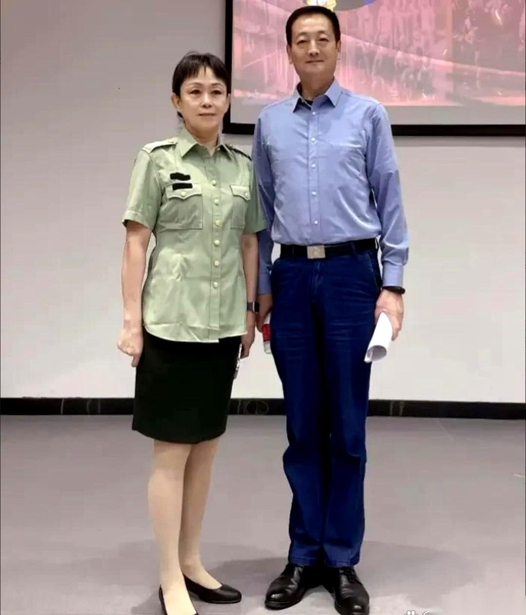 你敢信吗？
一个开国中将，亲手把自己的女儿，送给了给他开车的司机养。
这人是王近