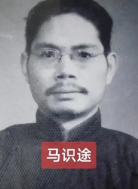1949年，地下党员马识途正准备回公馆，却看到保姆坐在门口，还警惕地盯着他，马识