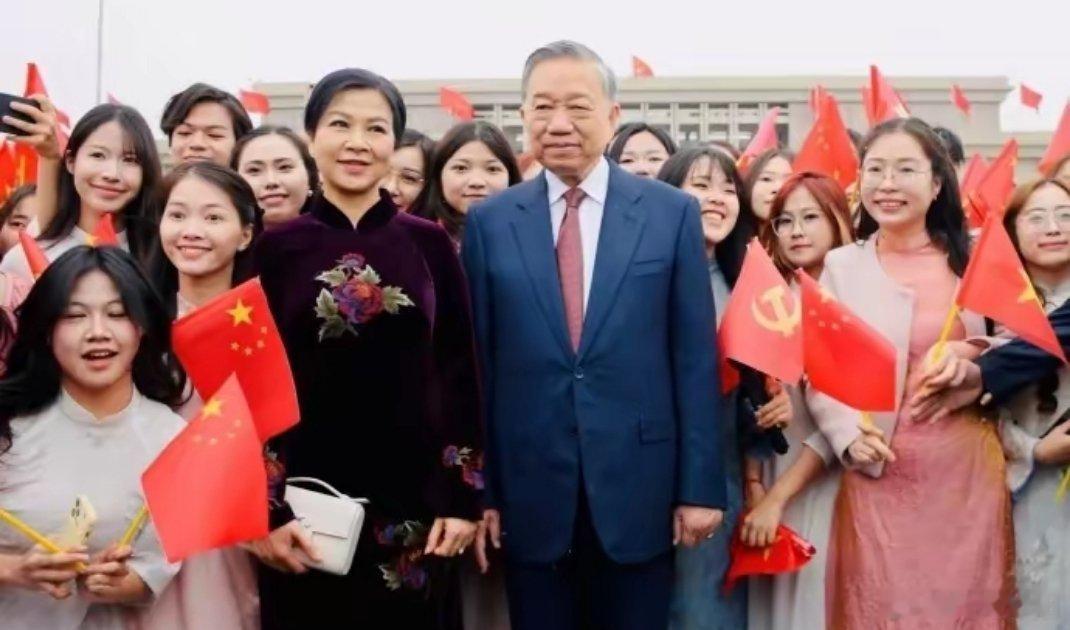 苏林携夫人抵达北京，夫人身着绣花长裙尽显端庄优雅4月14日上午，苏林携夫人抵达北