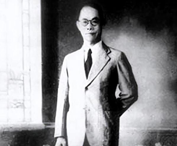 吴石的后人有点意思，明明父亲是潜伏台湾的烈士，大名鼎鼎的“密使一号”，儿子吴韶成