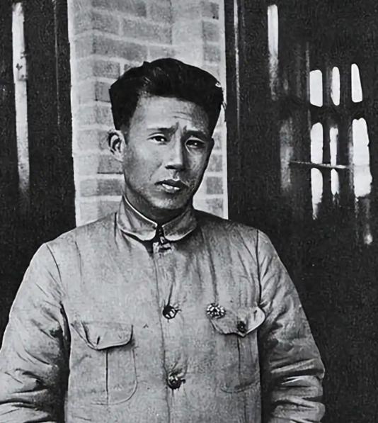 1933年，廖承志被捕，在狱中，他看见了同样被捕的陈赓，就对陈赓说：“我有办法救