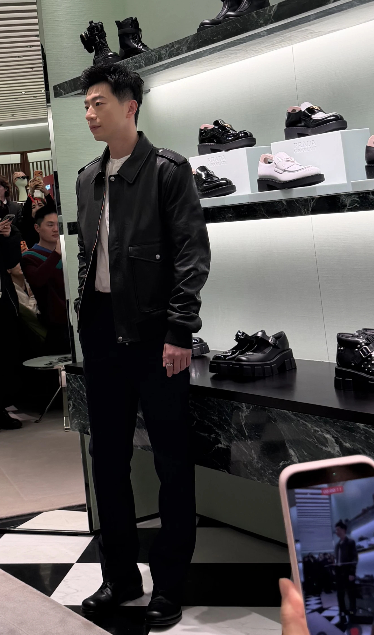 真的好适合这种贴身的版，随便手机拍比例都很好，老工咱多穿这种版秀比例好吗 