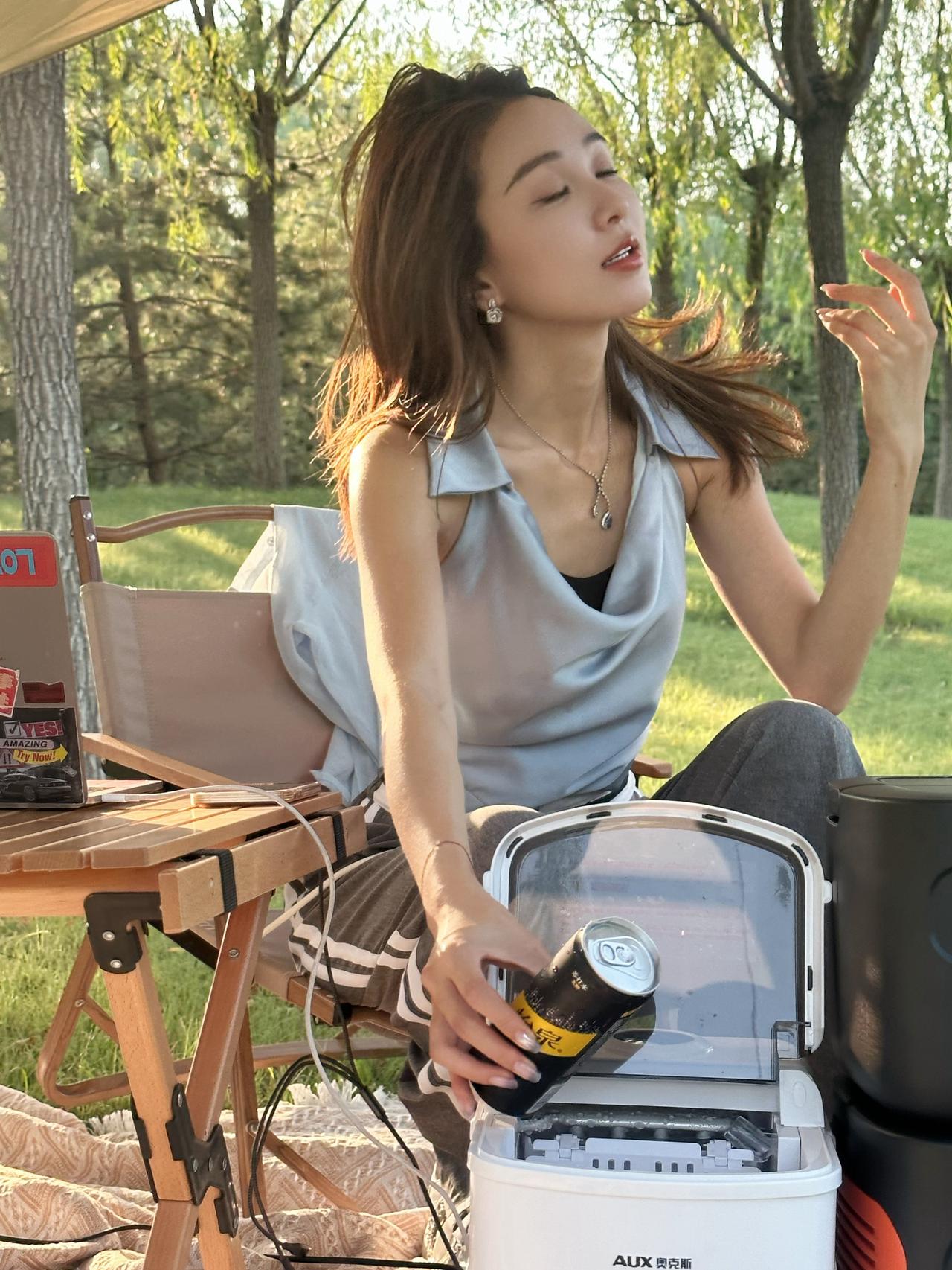 今日份大自然工位
电扇⛈️制冰机🧊沙发🛋️音响🎵
拥有户外电源后的消夏方式