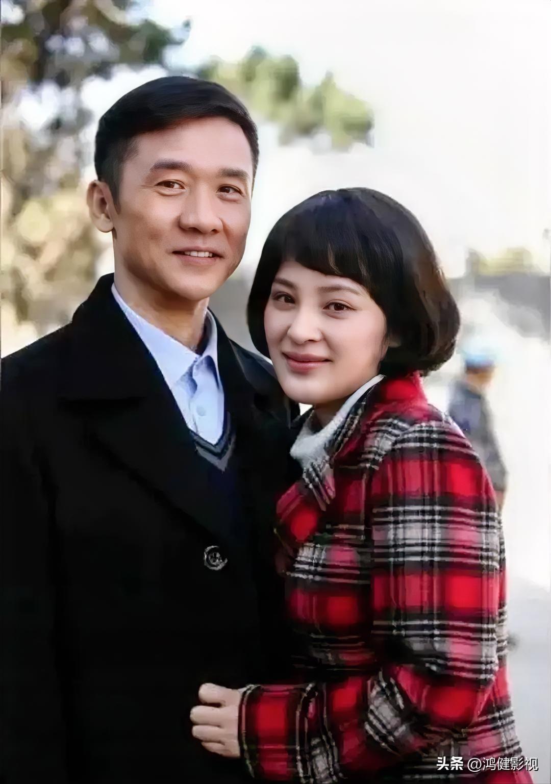 仔细看，左边是目若朗星，气宇不凡的黄志忠，而右边美女是谁？看她细眉飞扬，明眸善睐