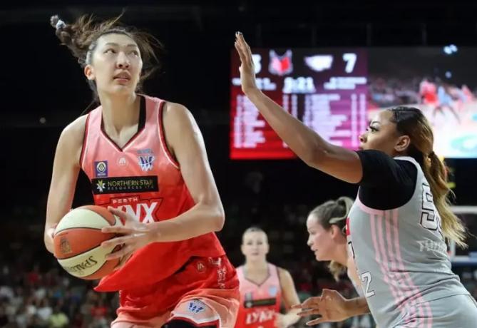 韩旭WNBL封神！中国女篮第一中锋创历史

    中国女篮核心韩旭在2025-