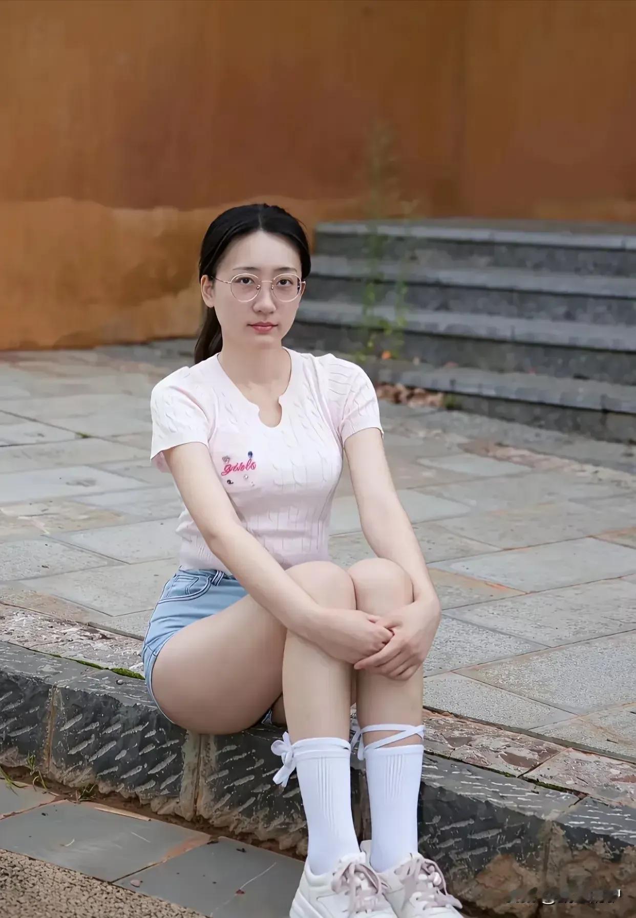 夏日清新穿搭，粉白T恤搭配牛仔短裤，元气满满！🌞👗👟人像摄影如何抓拍最美瞬