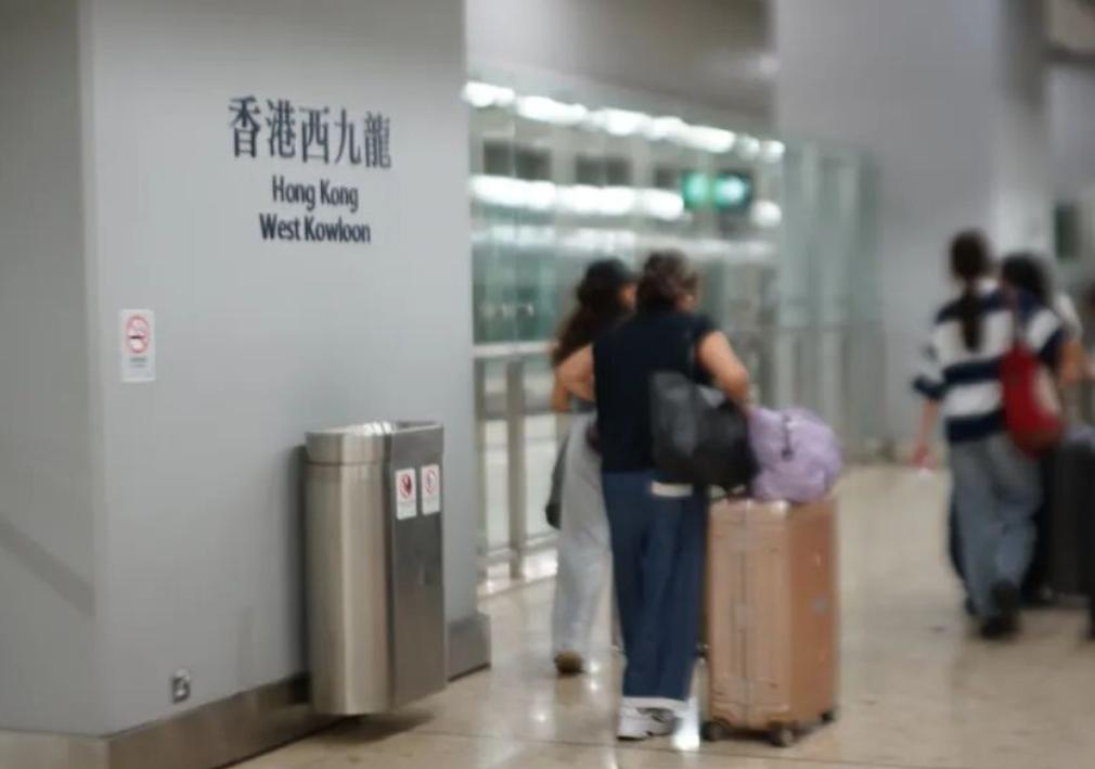 第一次走进香港西九龙站的人，大概率都会抬头愣一下。
头顶那片流线型玻璃天幕，由4