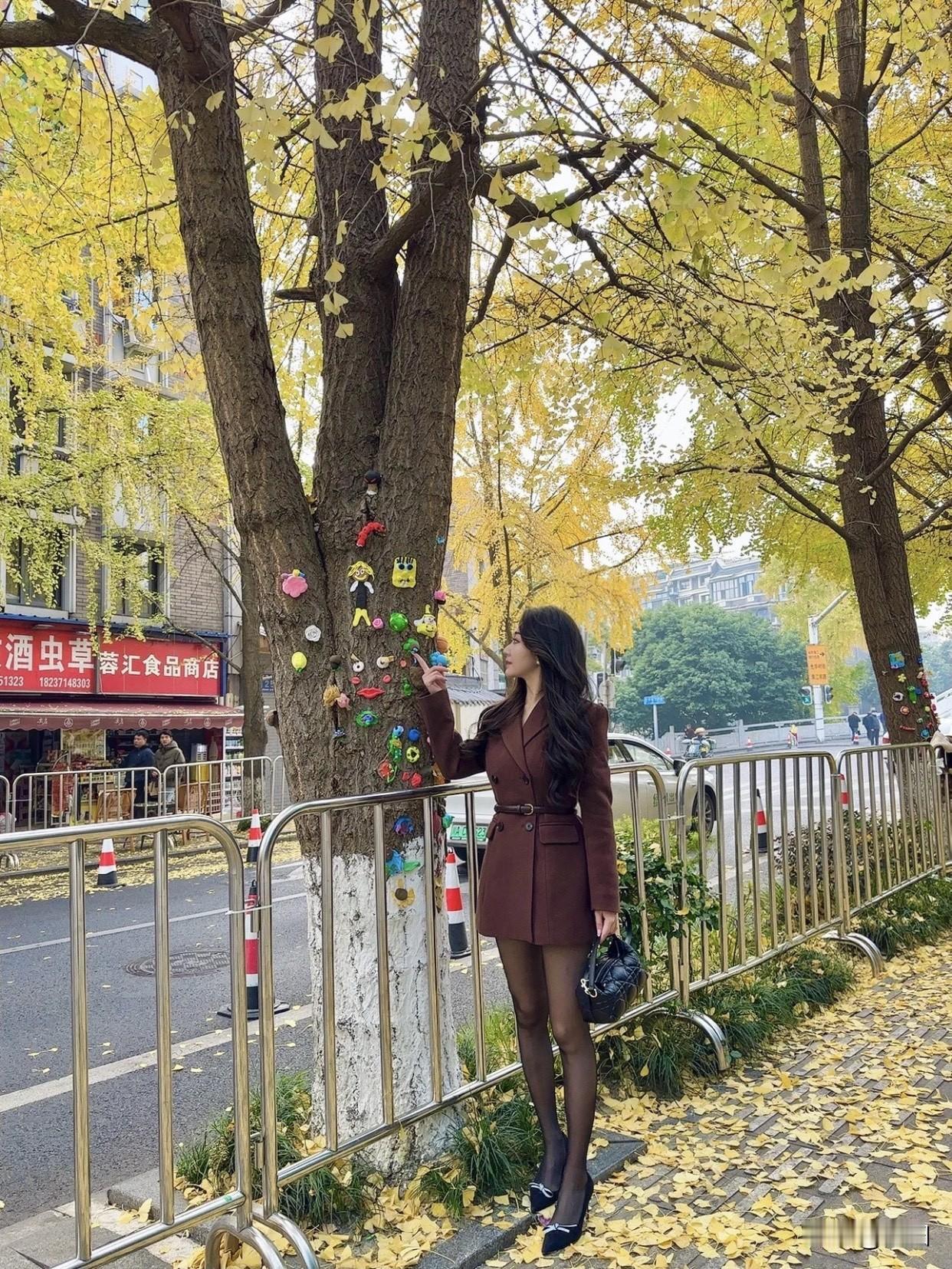 高级感穿搭，温柔风穿搭。衣服版型避免过于紧身或宽松。