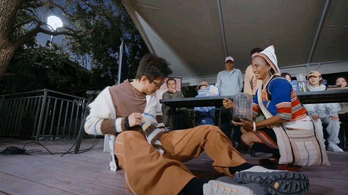 邓超现在节目玩儿这么大吗邓超在节目挑战直面蜘蛛，全程淡定不退缩，画面看得人心里发