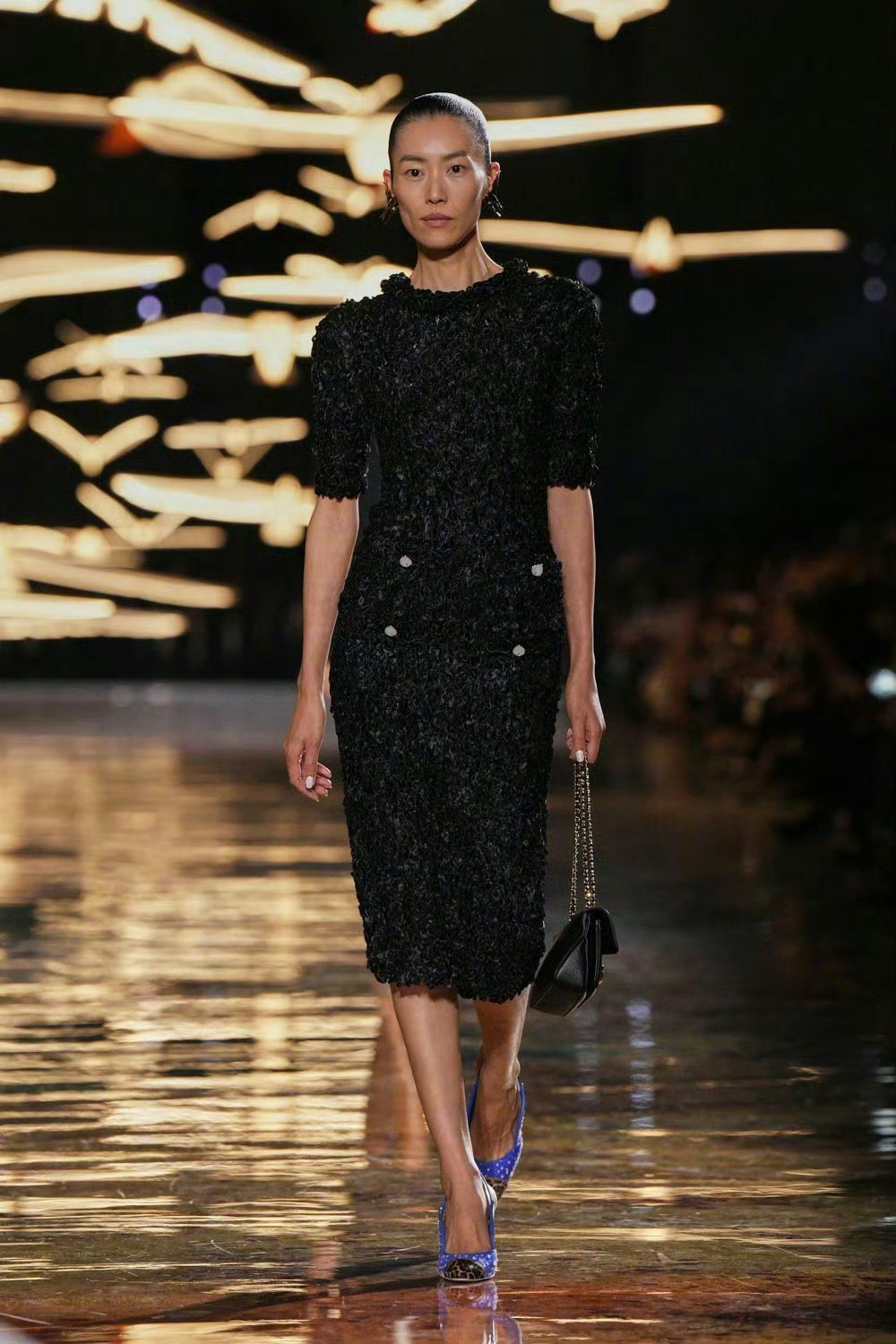 FocusStar刘雯亮相Chanel S/S 2027秀场。作为品牌大使身着一