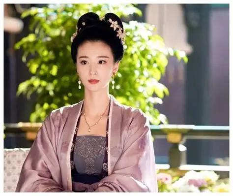 1418年，朝鲜把一个有身孕的女人，送进了大明紫禁城。 
 
她叫黄氏，容貌绝代