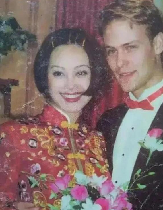 1997年，宁静嫁给美国人保罗，第一次上门，婆婆说：“我家有5000亩地，近亿存
