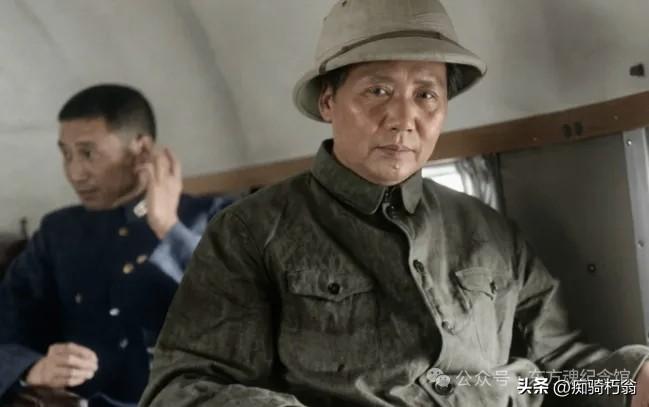 一张非常珍贵的老照片

这张非常珍贵的老照片是一九四五年毛主席在飞往重庆谈判的飞
