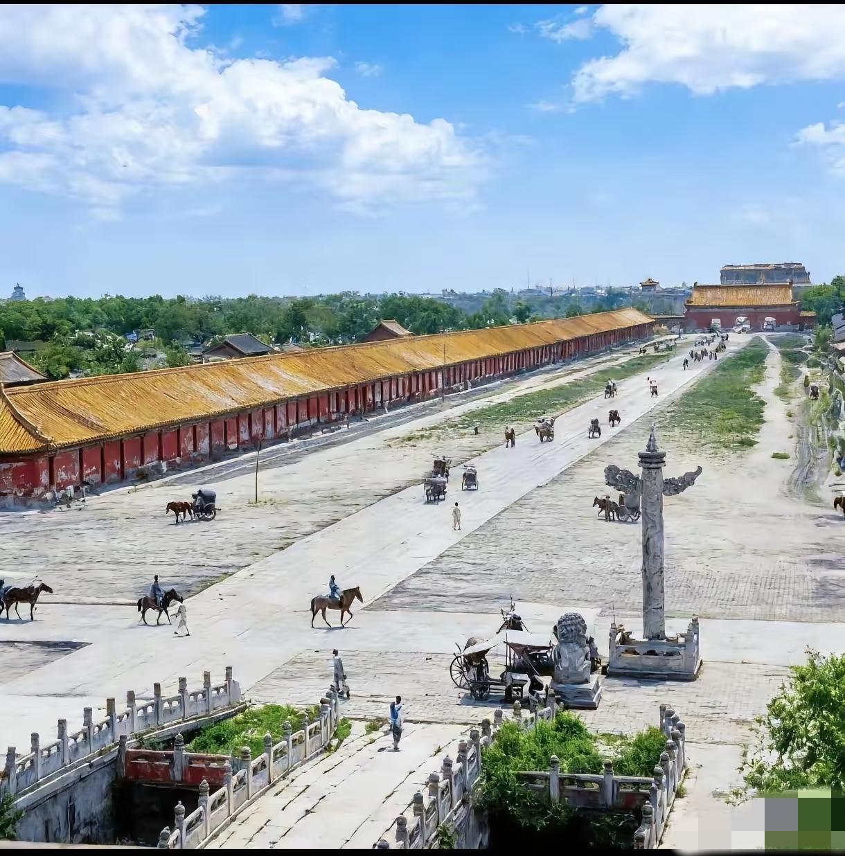 这一张图片清末庚子年后不久，远处被八国联军焚毁的正阳门城楼还未得到复建[笑哭][