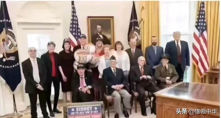 对于特朗普来说这次的站位可以说是“大姑娘上轿头一回”，居然在白宫总统办公室与抗战