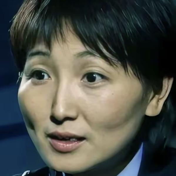 她的颧骨有点高，俗话是怎么说的啦？“女人颧骨高……”
有谁知道这句完整的话是怎么