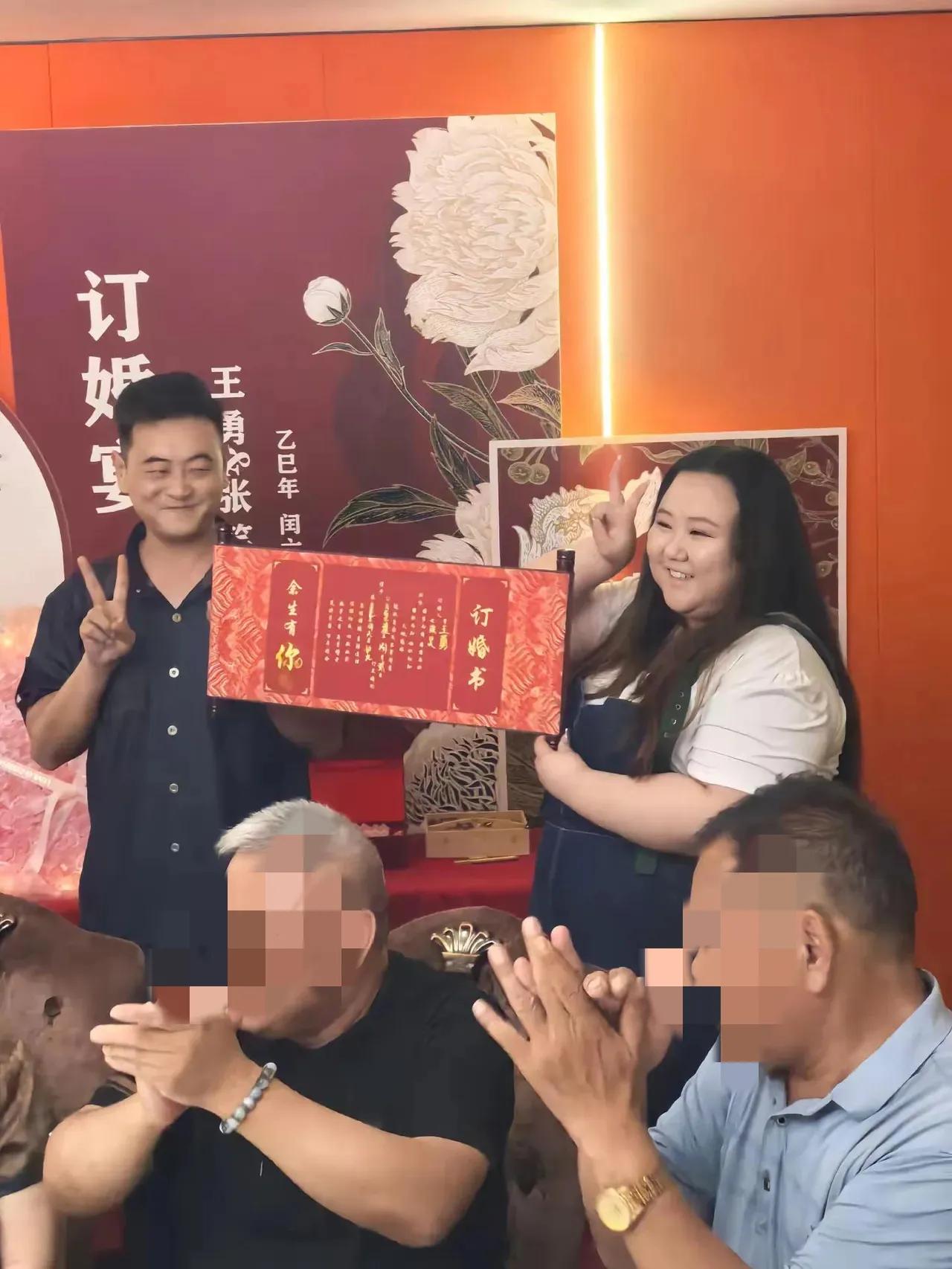 网友:
大哥终于抱得美人归！愿嫂子早日生贵子。[鼓掌]